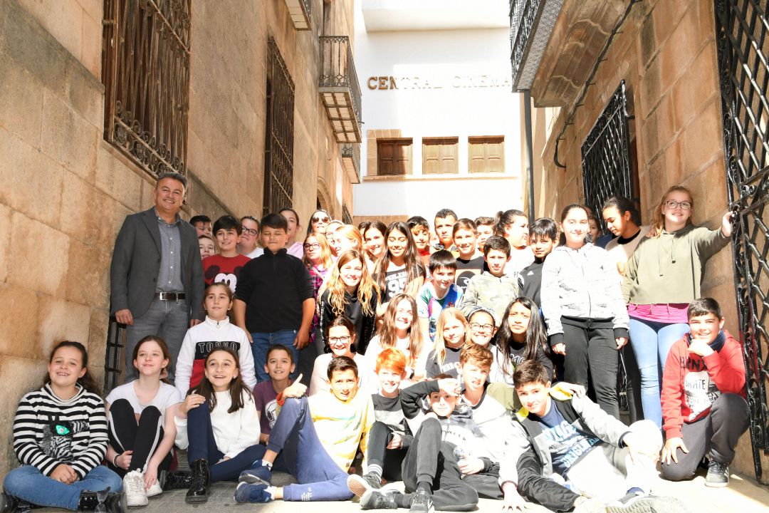 Alumnos de 6º de Primaria del CEIP Vicente Tena tras la presentación de su proyecto. Alumnos de 6º de Primaria del CEIP Vicente Tena tras la presentación de su proyecto.