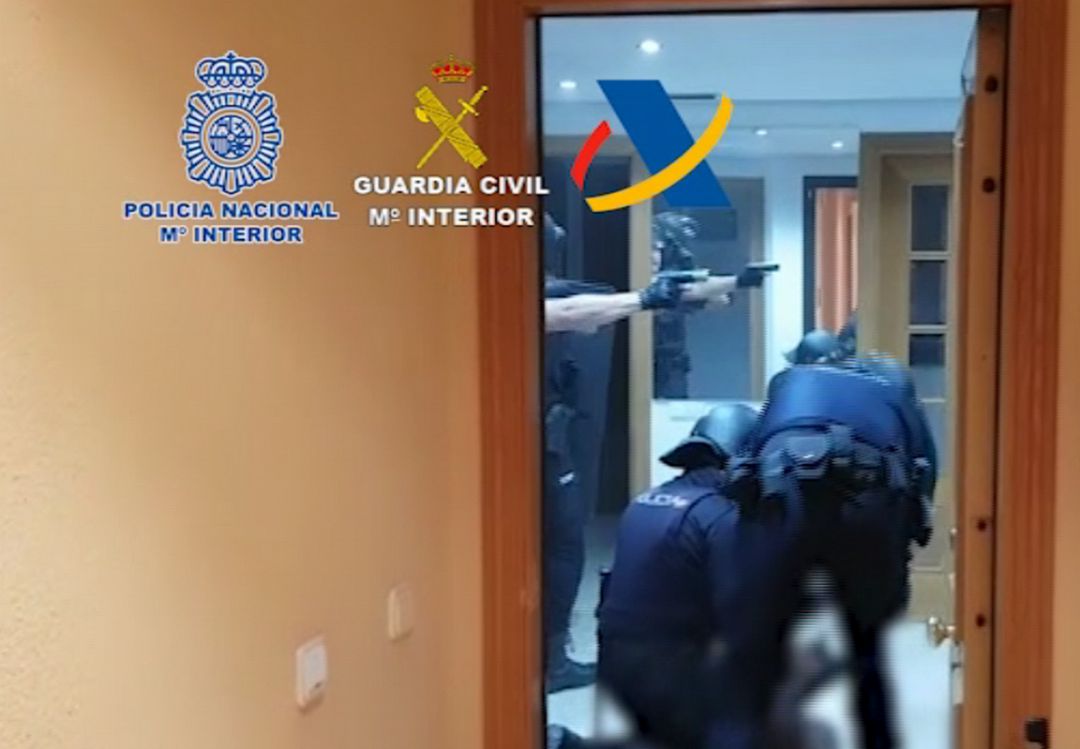 Los agentes entran en una de las viviendas intervenidas Los agentes entran en una de las viviendas intervenidas