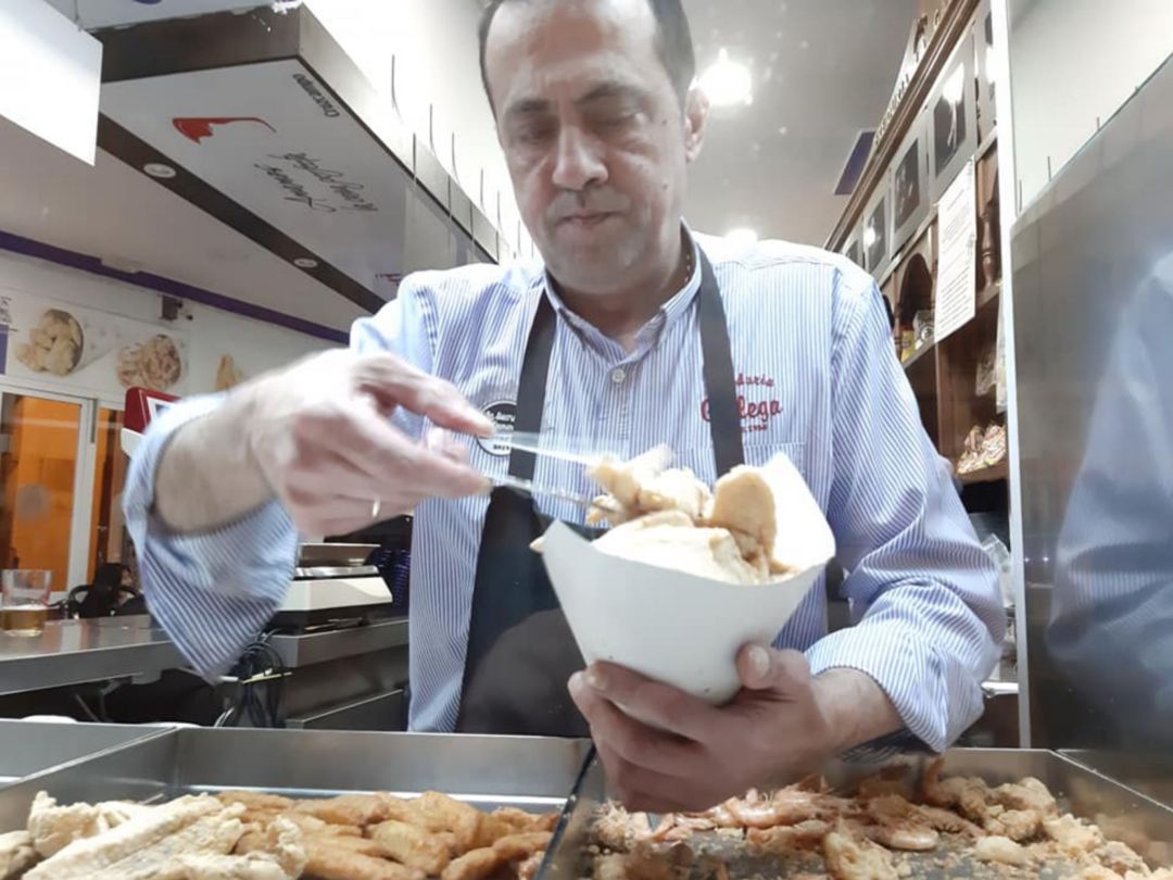 Antonio Sañudo, despachando pescaíto frito en su freidor de la calle Arcos Antonio Sañudo, despachando pescaíto frito en su freidor de la calle Arcos