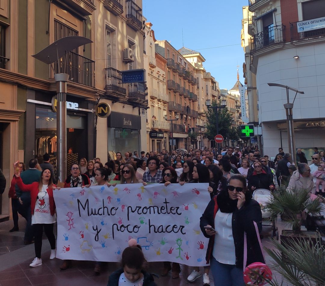 Manifestación de las familias de las Escuelas Infantiles Municipales. Manifestación de las familias de las Escuelas Infantiles Municipales.