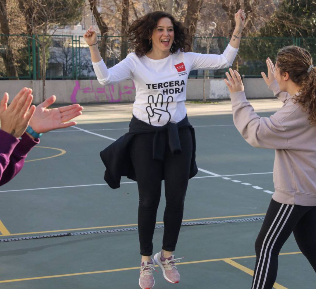 La presidenta Ayuso asiste a una clase de educación física en un instituto de Madrid La presidenta Ayuso asiste a una clase de educación física en un instituto de Madrid