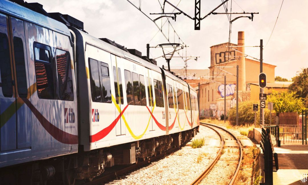 Un tren de la red TIB. Un tren de la red TIB.