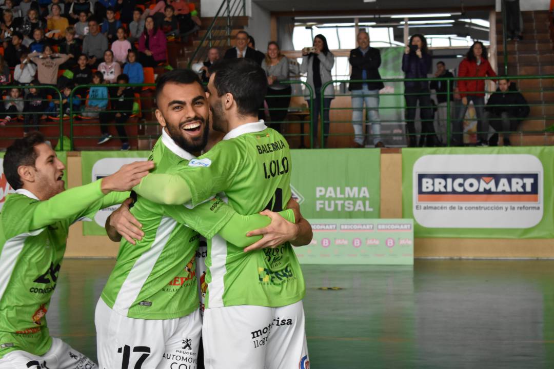 Diego Nunes celebra un gol con Lolo. Diego Nunes celebra un gol con Lolo.