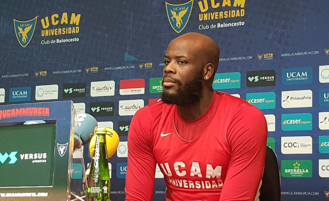 Delroy James en rueda de prensa Delroy James en rueda de prensa