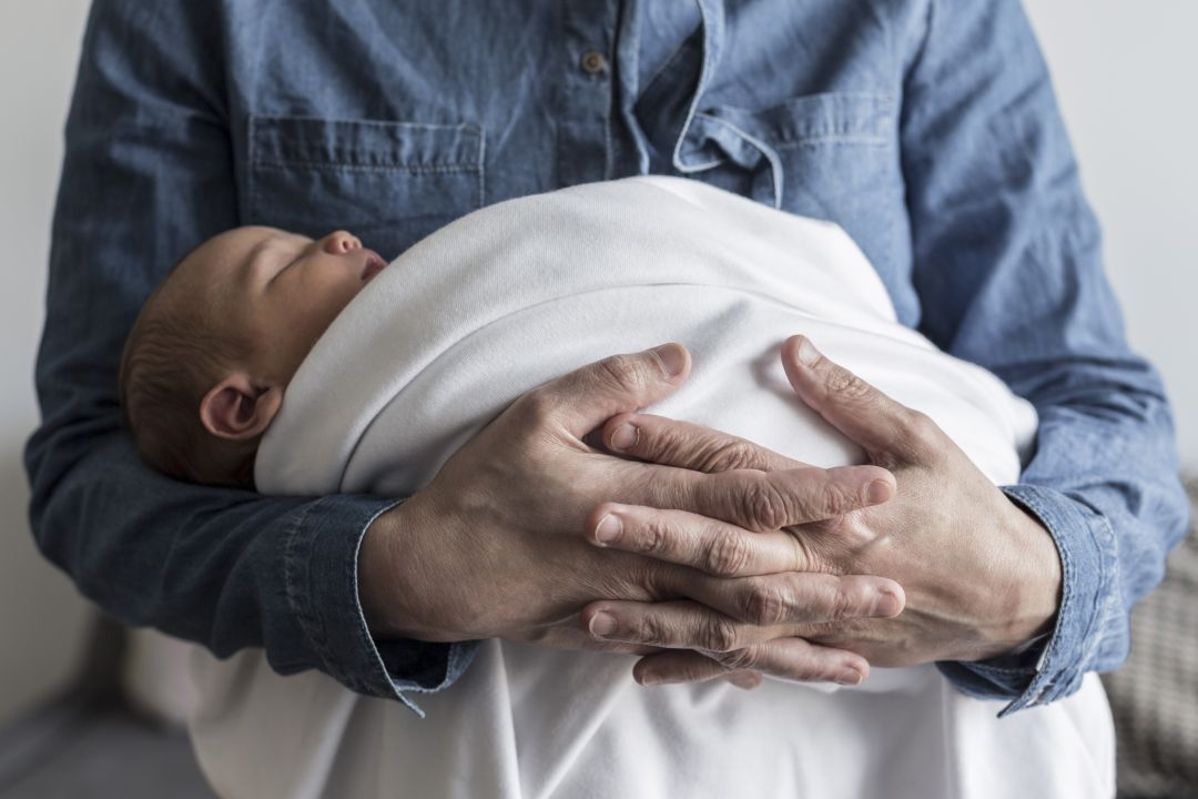 El bebé de 45 días sufrió varias lesiones, entre ellas un traumatismo craneoencefálico grave, un trauma medular y, como secuela, epilepsia El bebé de 45 días sufrió varias lesiones, entre ellas un traumatismo craneoencefálico grave, un trauma medular y, como secuela, epilepsia