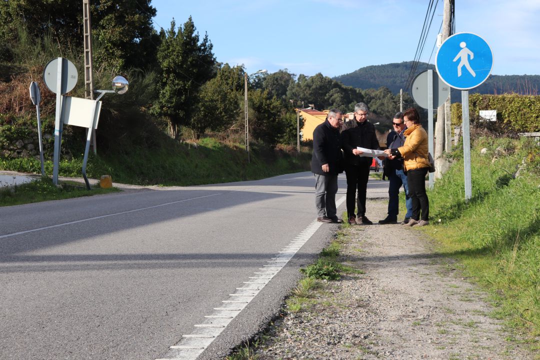 Miembros del gobierno local de A Guarda repasan con un técnico el anteproyecto para la senda de circunvalación al monte Santa Trega en la PO-352. Miembros del gobierno local de A Guarda repasan con un técnico el anteproyecto para la senda de circunvalación al monte Santa Trega en la PO-352.
