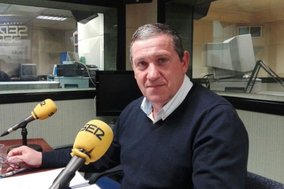 Javier Faúndez en los estudios de Radio Zamora Javier Faúndez en los estudios de Radio Zamora
