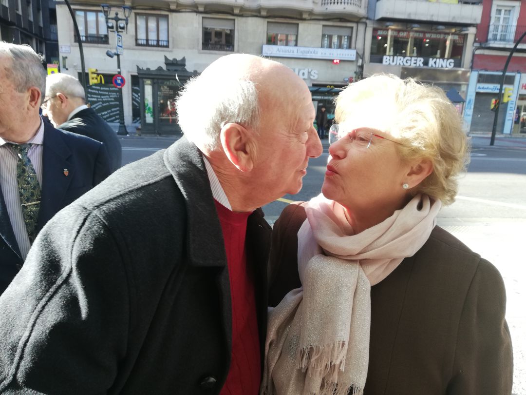 Mariano y Mª Pilar, una de las parejas que celebra sus bodas de oro, se besan a las puertas del Teatro Principal de Zaragoza Mariano y Mª Pilar, una de las parejas que celebra sus bodas de oro, se besan a las puertas del Teatro Principal de Zaragoza