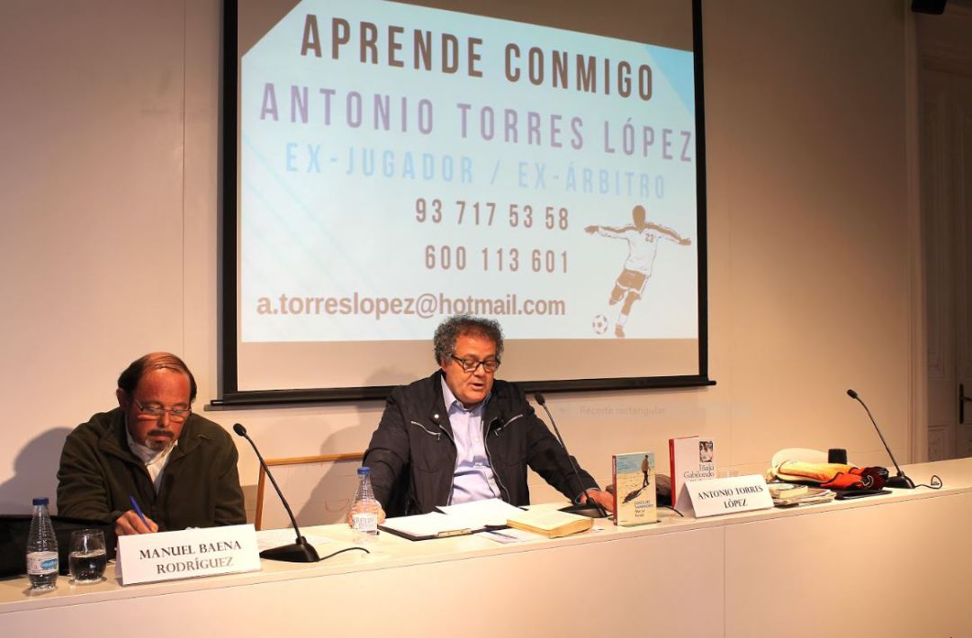 Antonio Torres en una de sus clases de fútbol. Antonio Torres en una de sus clases de fútbol.