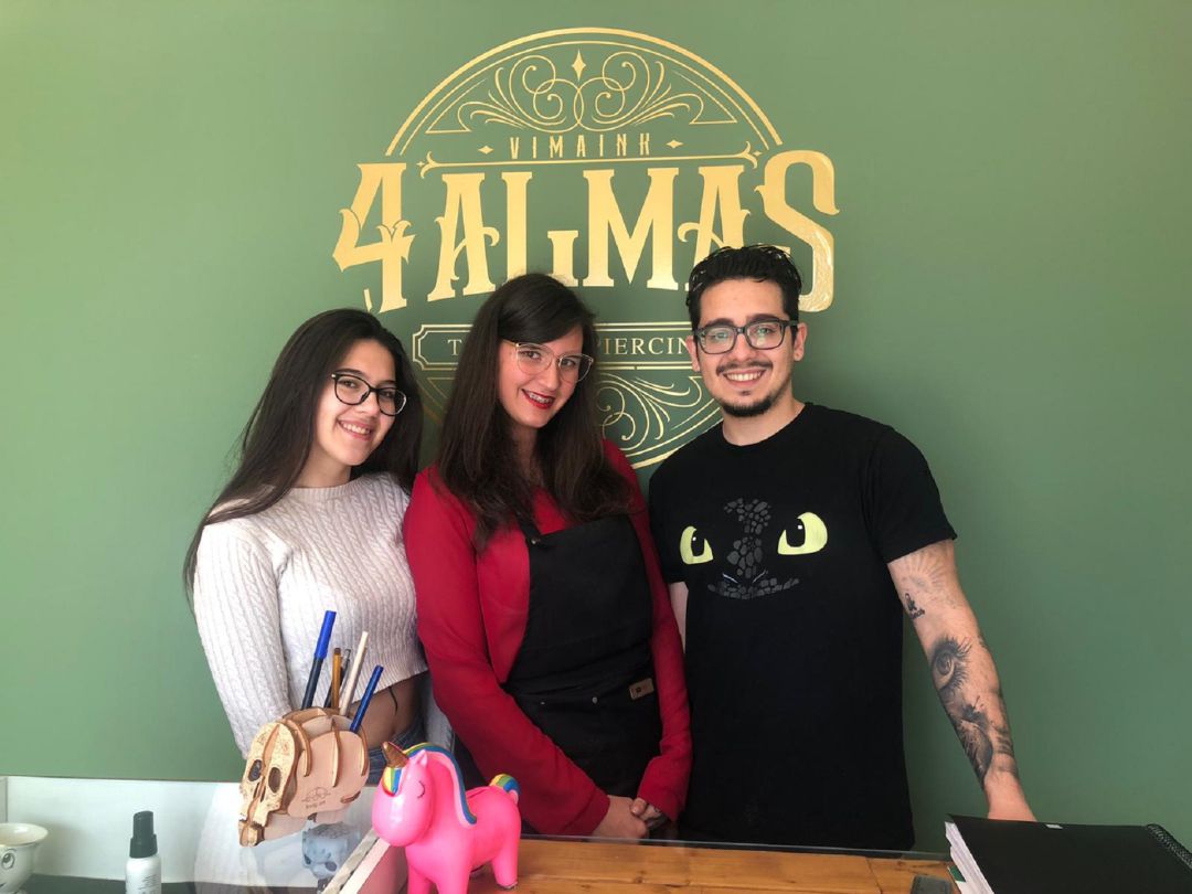 Laura, Marian y Victor en el estudio de tatuajes en el que trabajan Laura, Marian y Victor en el estudio de tatuajes en el que trabajan