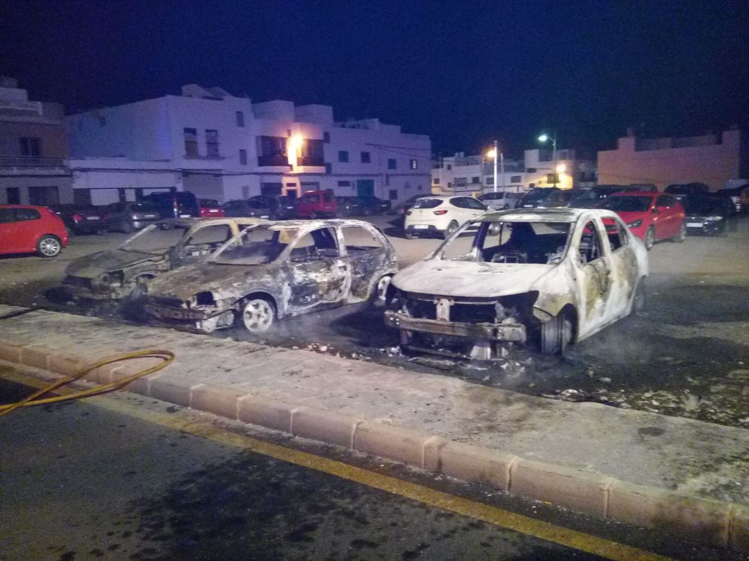 Incendio de tres vehículos en la calle José Pereyra Galviaty. Incendio de tres vehículos en la calle José Pereyra Galviaty.