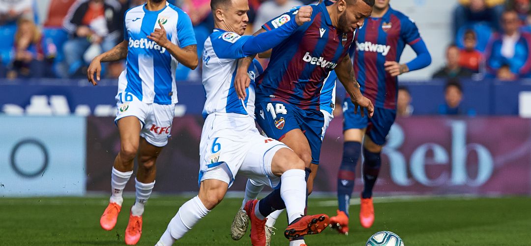 Roque Mesa pugna por un balón en el partido de la jornada 8 ante el Levante UD Roque Mesa pugna por un balón en el partido de la jornada 8 ante el Levante UD