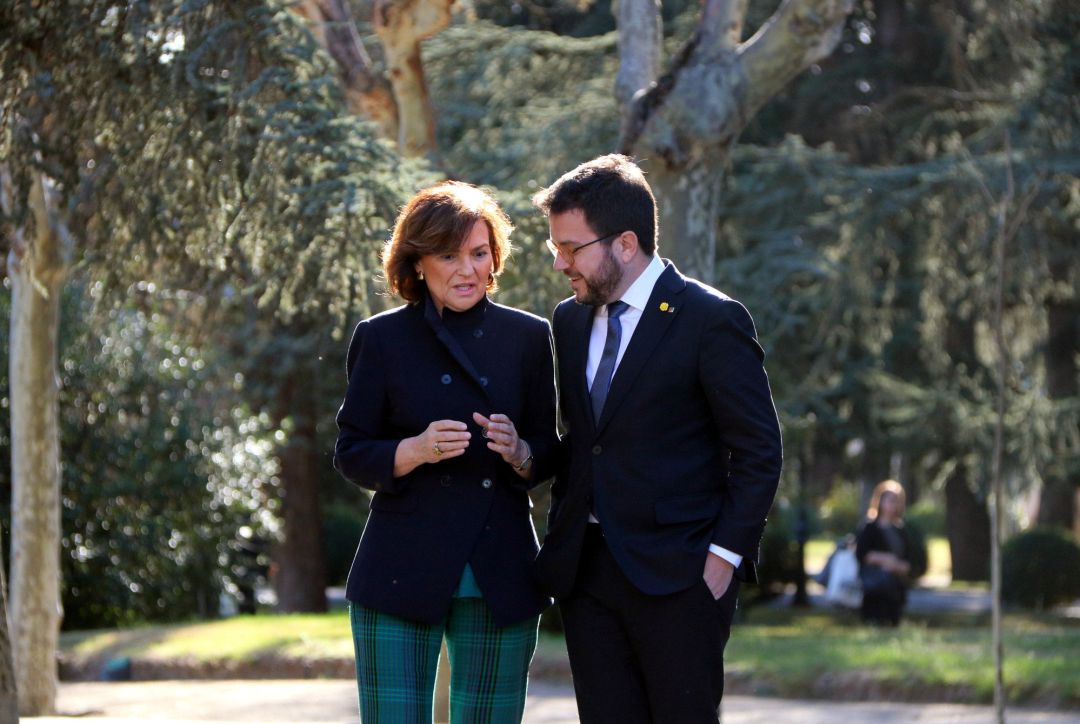 Carme Calvo y Pere Aragonés, hablando poco antes de entrar en la reunión de la mesa de diálogo en la Moncloa Carme Calvo y Pere Aragonés, hablando poco antes de entrar en la reunión de la mesa de diálogo en la Moncloa