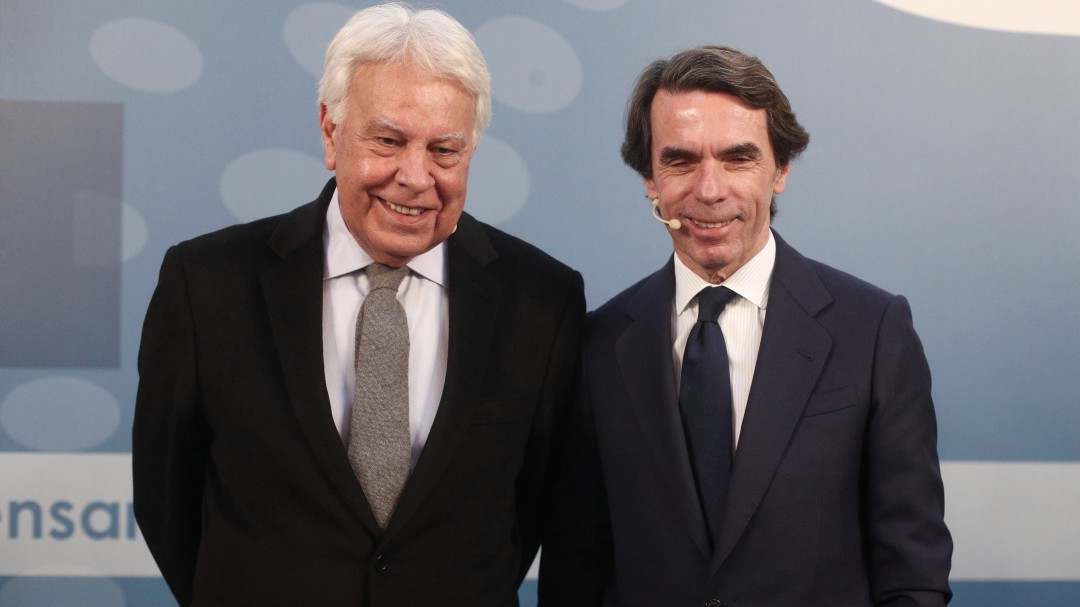 Aznar y González difieren sobre Cataluña: uno la ve "devastadora" y el otro la califica de "performance"