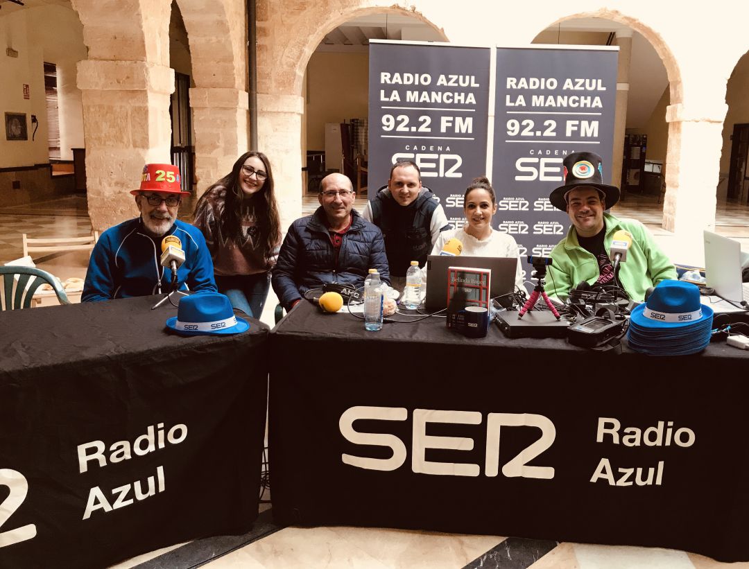 Parte del equipo de Hoy por Hoy La Mancha con Juan Ballesteros y Jesús Arenas en el claustro del ayuntamiento de Villarrobledo Parte del equipo de Hoy por Hoy La Mancha con Juan Ballesteros y Jesús Arenas en el claustro del ayuntamiento de Villarrobledo