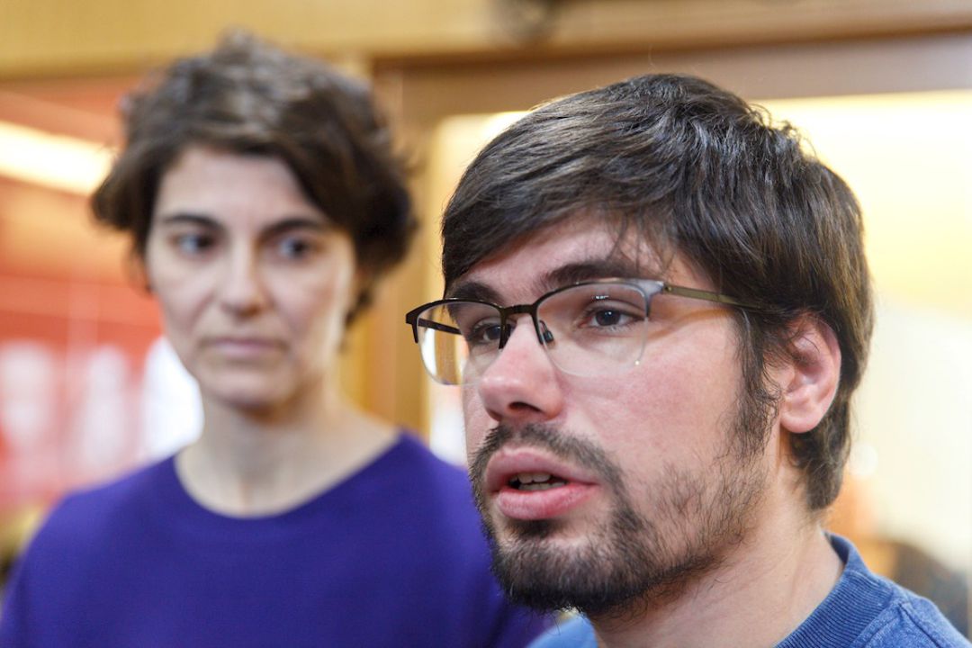 El secretario general de Podemos Euskadi, Lander Martínez (d), y la candidata a las primarias para liderar las listas a las elecciones vascas, Rosa Martínez (i), atienden a los medios durante la reunión que han mantenido este domingo en una sociedad gastronómica en Vitoria El secretario general de Podemos Euskadi, Lander Martínez (d), y la candidata a las primarias para liderar las listas a las elecciones vascas, Rosa Martínez (i), atienden a los medios durante la reunión que han mantenido este domingo en una sociedad gastronómica en Vitoria