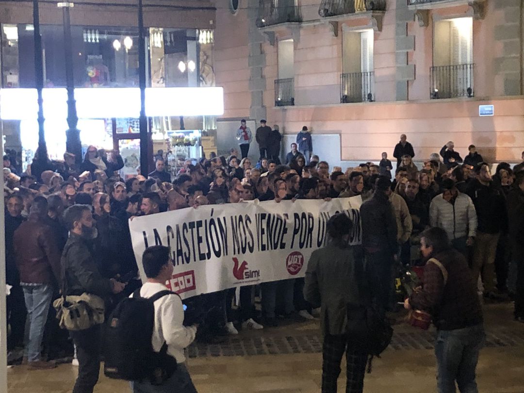Protesta de los sindicatos frente al Palacio Consistorial en plena Llamada de la Semana Santa Protesta de los sindicatos frente al Palacio Consistorial en plena Llamada de la Semana Santa