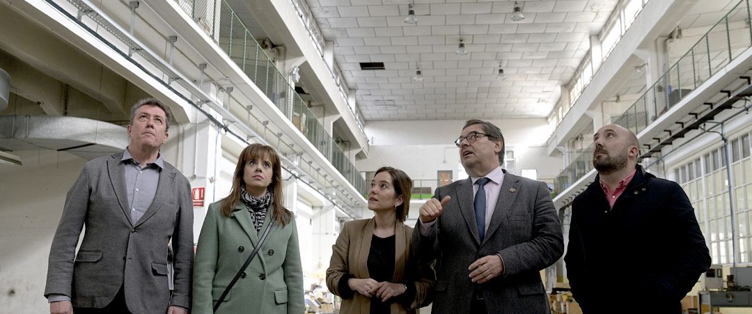 Las autoridades visitan la fábrica de armas Las autoridades visitan la fábrica de armas