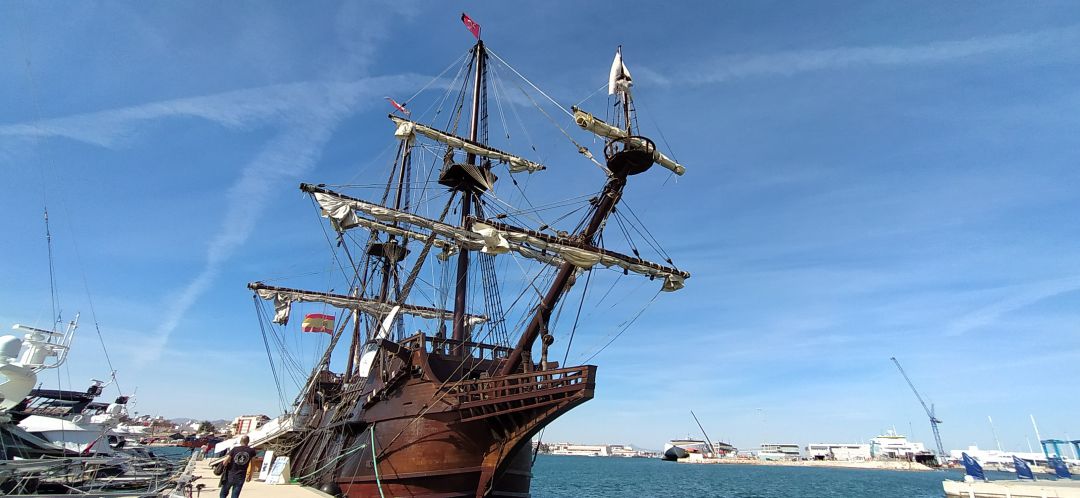 Galeón Andalucía, atracado en el puerto Marina de Dénia. Galeón Andalucía, atracado en el puerto Marina de Dénia.