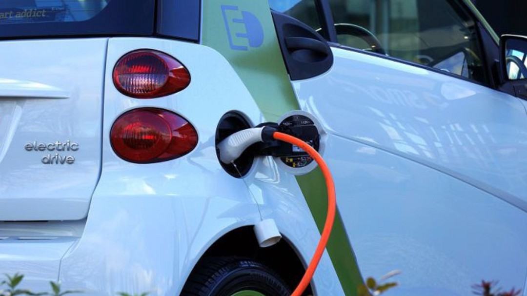 Ciudadanos denuncia que el gobierno no ha instalado puntos de carga para vehículos eléctricos