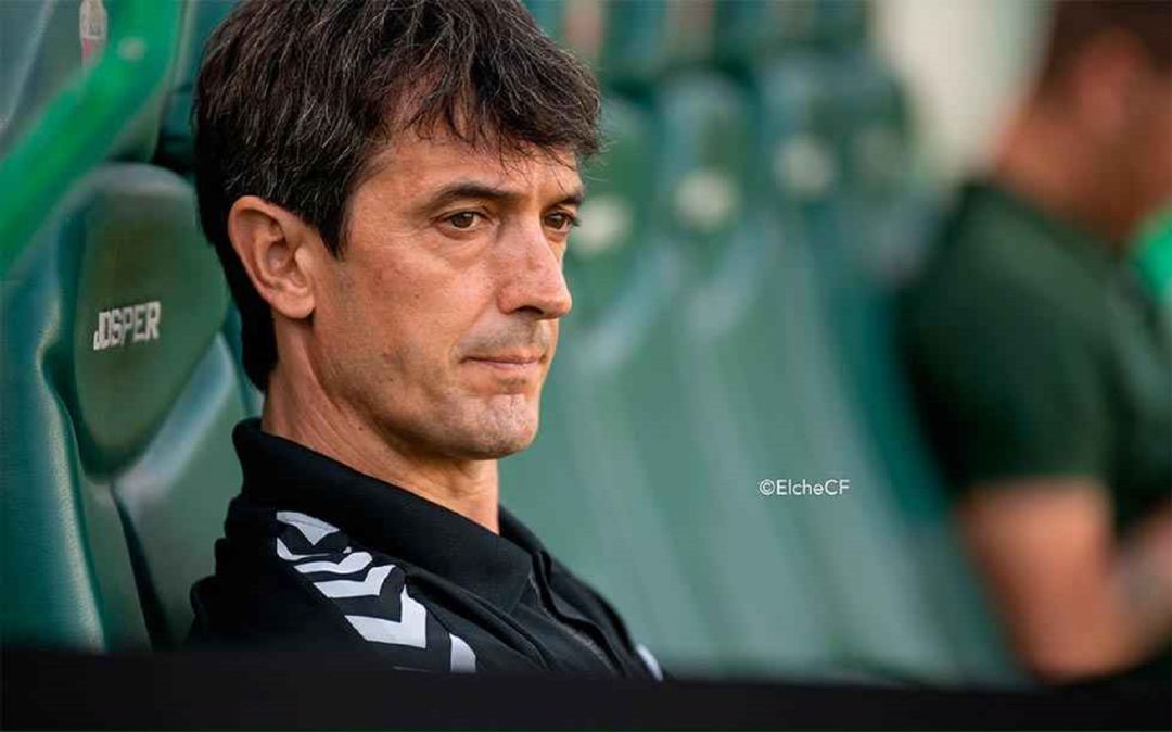 Pacheta en el banquillo del Martínez Valero antes de un partido del Elche Pacheta en el banquillo del Martínez Valero antes de un partido del Elche