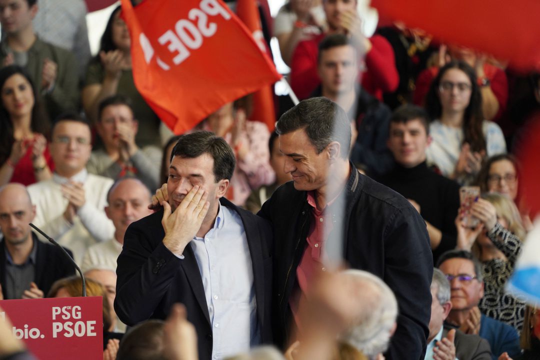 El candidato del Partido Socialista Gallego (PSG) a la Xunta de Galicia emocionado, Gonzalo Caballero, junto al presidente del Gobierno, Pedro Sánchez, durante el acto de presentación de la candidatura, El candidato del Partido Socialista Gallego (PSG) a la Xunta de Galicia emocionado, Gonzalo Caballero, junto al presidente del Gobierno, Pedro Sánchez, durante el acto de presentación de la candidatura,