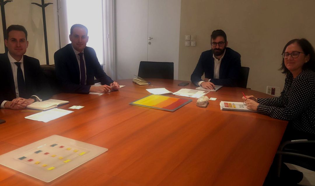 De izquierda a derecha, el senador José Latorre; el alcalde de Arjona, Juan Latorre, y responsables del Instituto para la Diversificación y Ahorro de la Energía. De izquierda a derecha, el senador José Latorre; el alcalde de Arjona, Juan Latorre, y responsables del Instituto para la Diversificación y Ahorro de la Energía.
