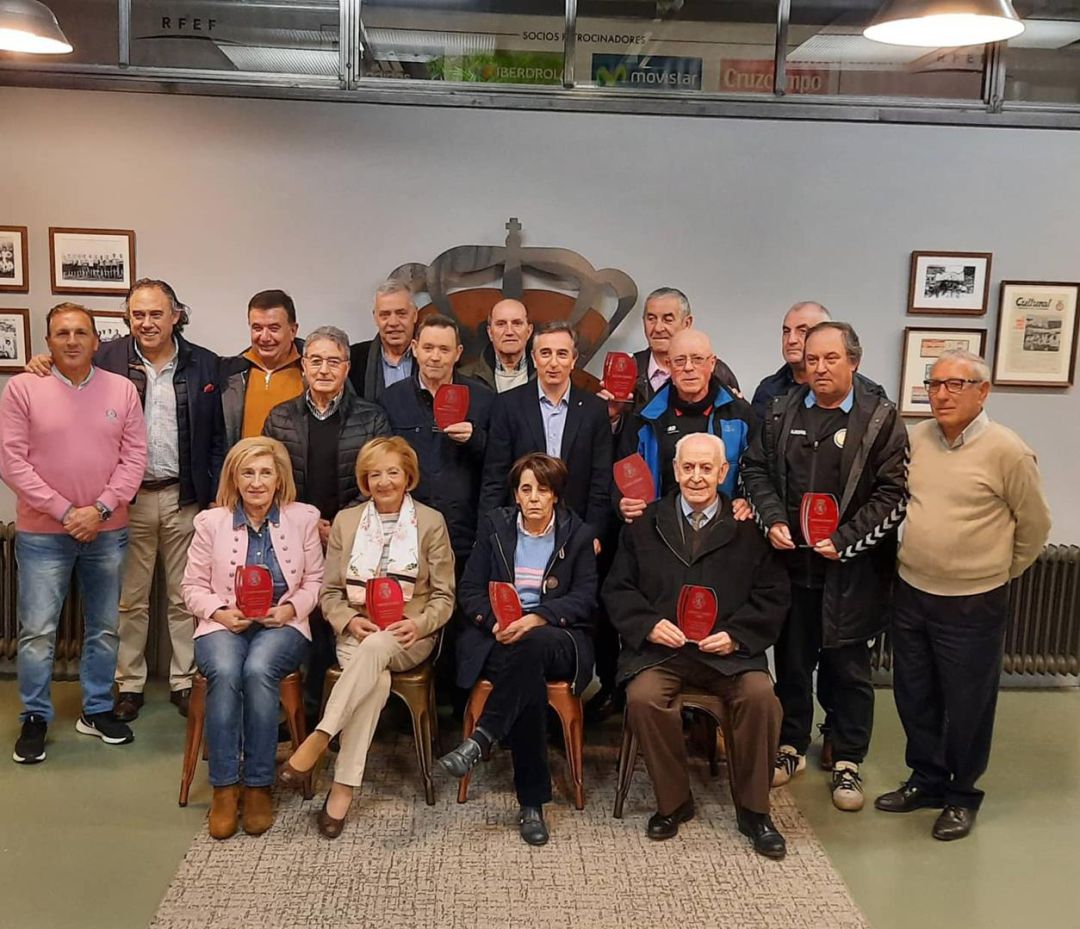 Foto de familia con los dirigentes de la Cultural y los reconocidos presidente del fútbol leonés Foto de familia con los dirigentes de la Cultural y los reconocidos presidente del fútbol leonés