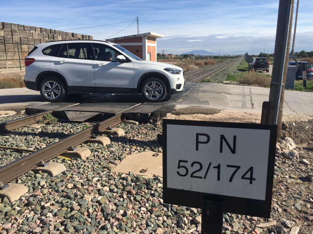 Paso de la línea de ferrocarril en Villaespesa Paso de la línea de ferrocarril en Villaespesa