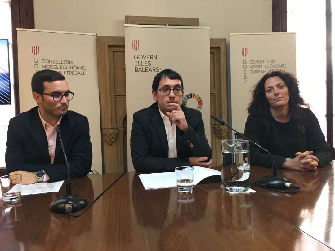 El conseller de Trabajo Iago Negueruela, en el centro El conseller de Trabajo Iago Negueruela, en el centro