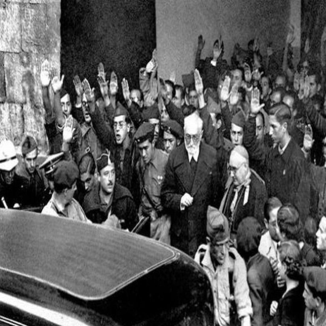 Unamuno sale de la Universidad de Salamanca después de su disputa con Millán-Astray Unamuno sale de la Universidad de Salamanca después de su disputa con Millán-Astray