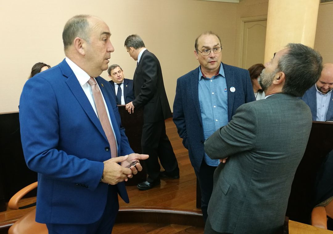 El presidente de la Diputación Miguel Ángel de Vicente (i) junto al diputado socialista José Antonio Mateo (c) y el interventor de la entidad al comienzo del pleno de febrero El presidente de la Diputación Miguel Ángel de Vicente (i) junto al diputado socialista José Antonio Mateo (c) y el interventor de la entidad al comienzo del pleno de febrero