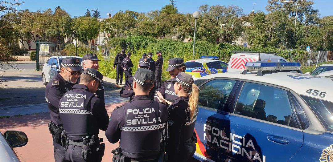 Policías locales y nacionales en la comisaría adjunta del Polígono Sur de Sevilla Policías locales y nacionales en la comisaría adjunta del Polígono Sur de Sevilla
