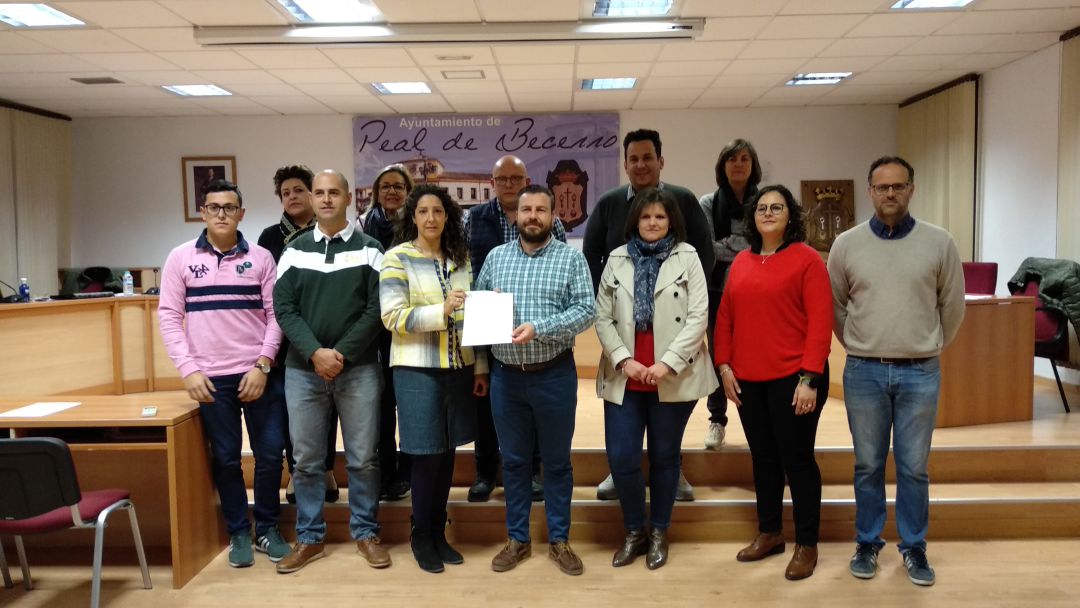Declaración institucional de apoyo al sector del olivar en la que reman juntos PSOE y PP Declaración institucional de apoyo al sector del olivar en la que reman juntos PSOE y PP