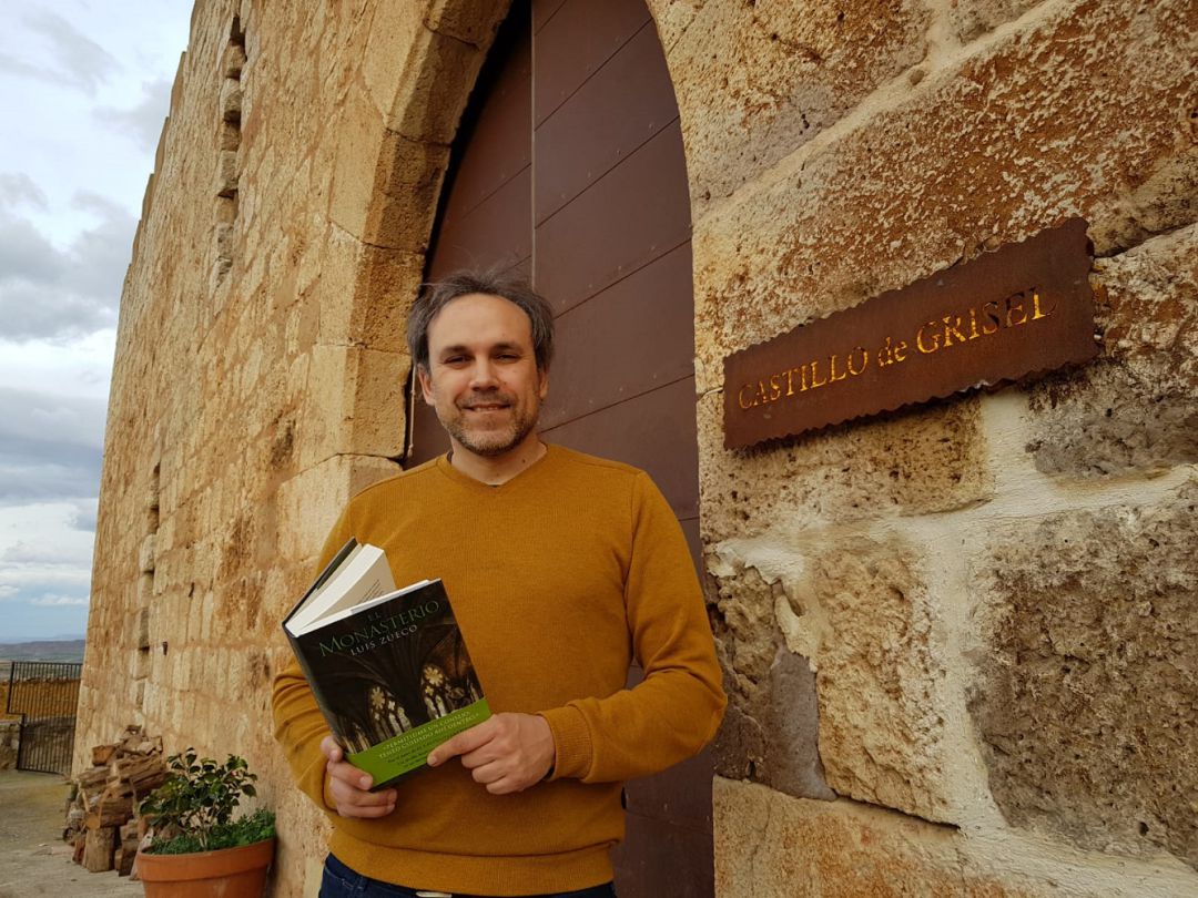 El escritor Luis Zueco, en la puerta del Castillo de Grisel El escritor Luis Zueco, en la puerta del Castillo de Grisel