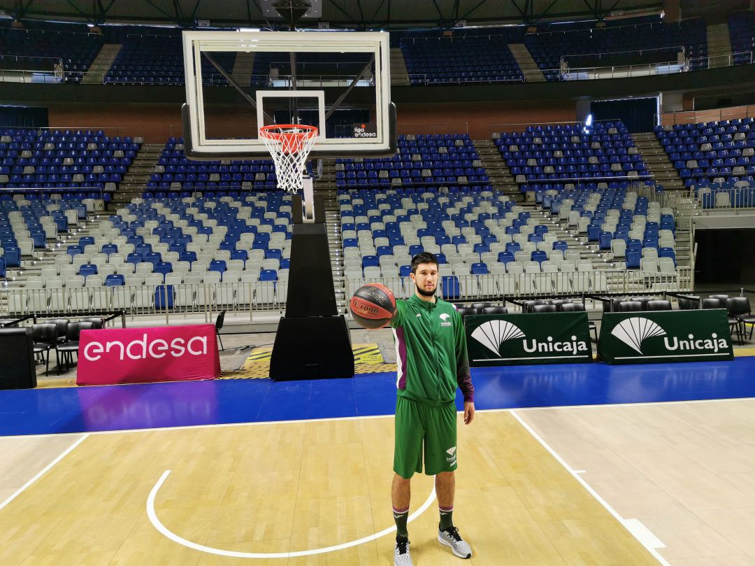 Axel Bouteille, posando en su presentación como jugador del Unicaja Axel Bouteille, posando en su presentación como jugador del Unicaja