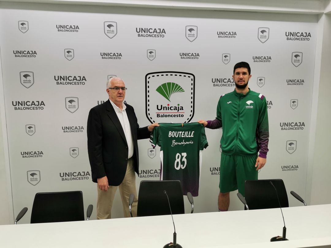 Manolo Rubia, posa con la camiseta del Unicaja junto a Bouteille en la presentación del francés Manolo Rubia, posa con la camiseta del Unicaja junto a Bouteille en la presentación del francés
