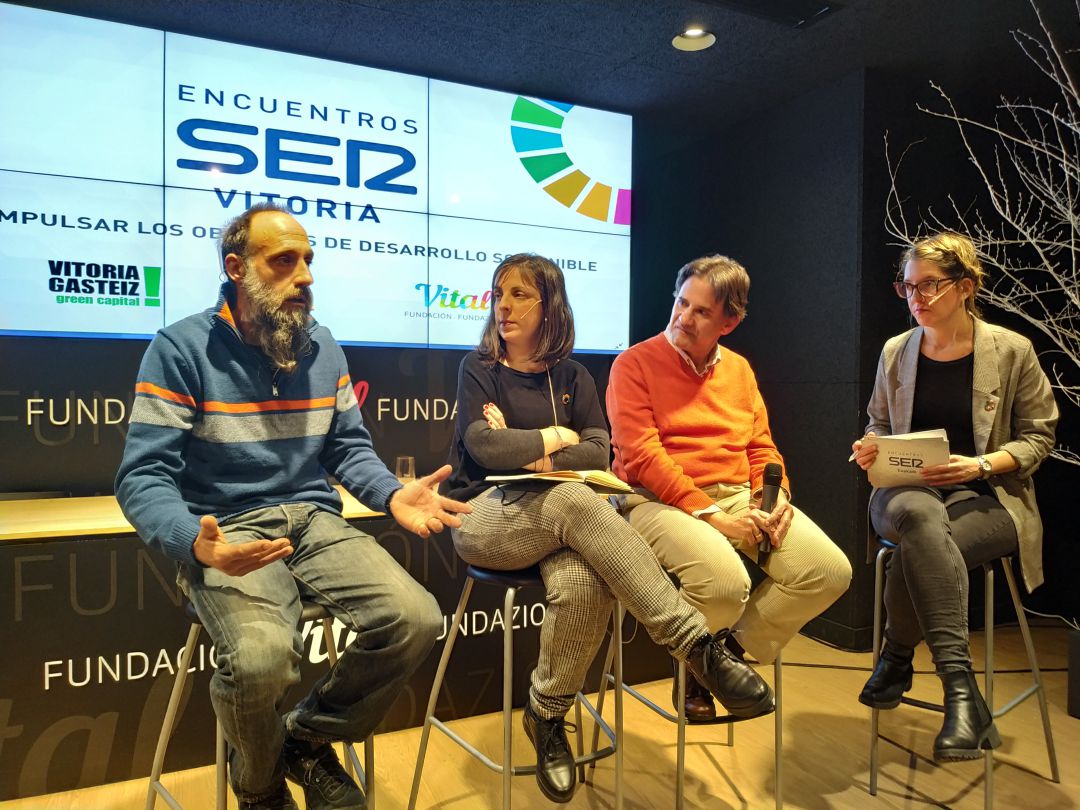 Imagen de la mesa redonda de los "Encuentros SER Vitoria, cómo impulsar los Objetivos de Desarrollo Sostenible" Imagen de la mesa redonda de los "Encuentros SER Vitoria, cómo impulsar los Objetivos de Desarrollo Sostenible"