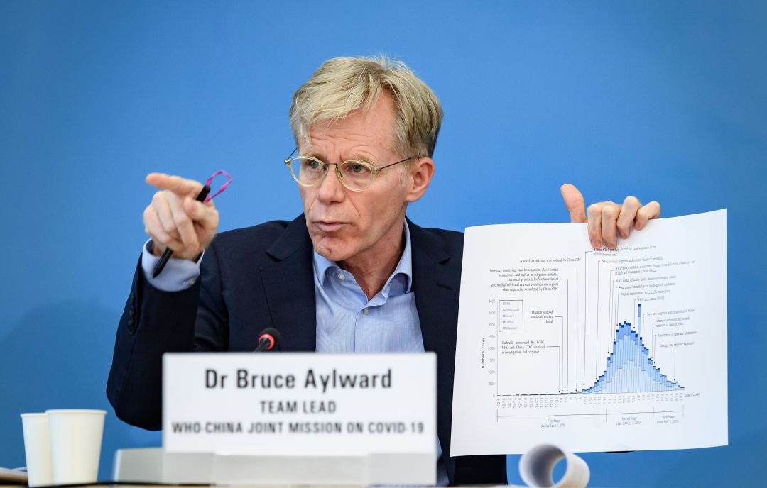 El doctor Bruce Aylward muestra los datos del coronavirus. El doctor Bruce Aylward muestra los datos del coronavirus.