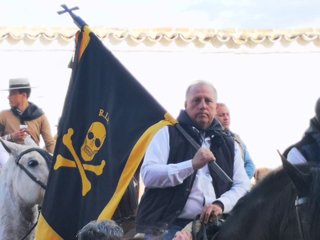 El abanderado porta la bandera de las ánimas. El abanderado porta la bandera de las ánimas.