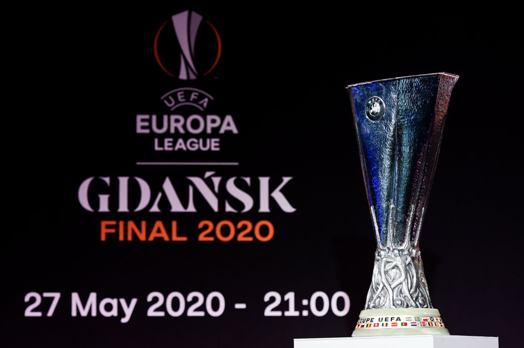 El trofeo de la Europa League. El trofeo de la Europa League.