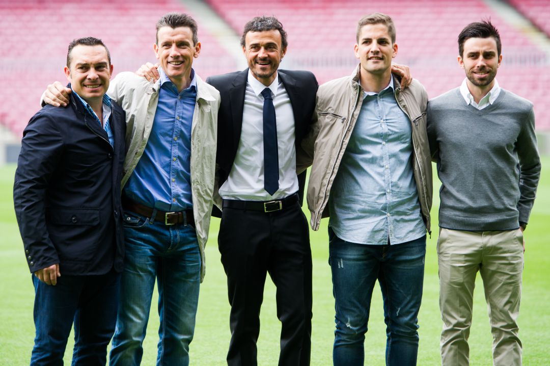 Luis Enrique, rodeado de su equipo, en su presentación como entrenador del FC Barcelona Luis Enrique, rodeado de su equipo, en su presentación como entrenador del FC Barcelona