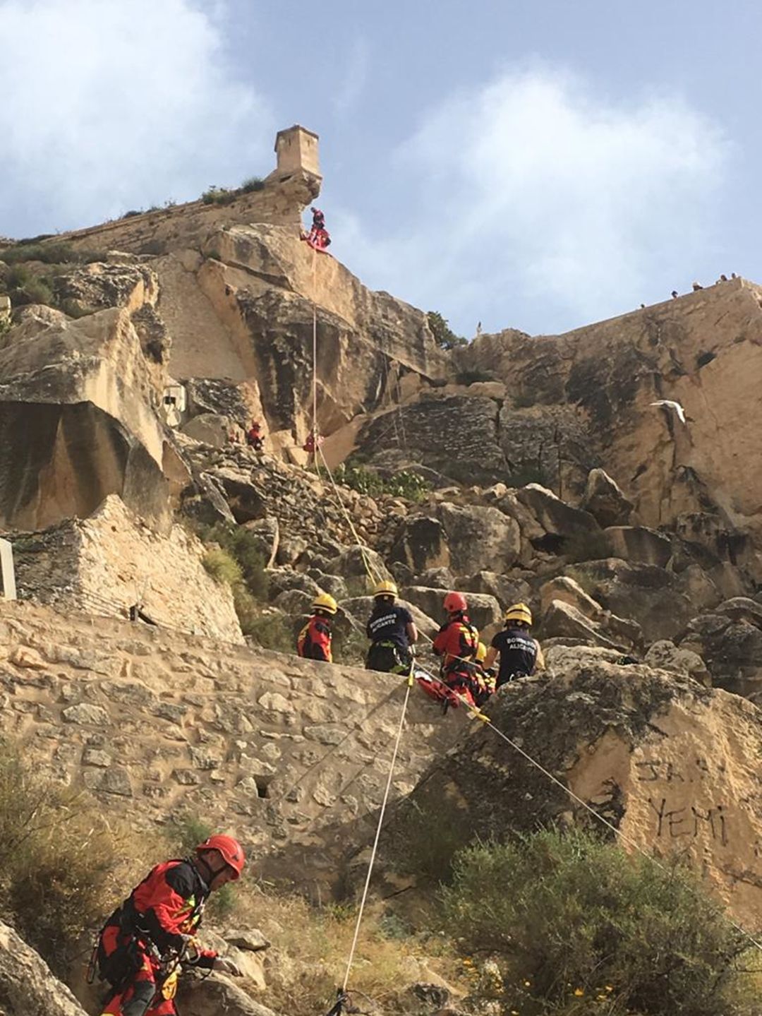 Bomberos del SPEIS del Ayuntamiento, durante el simulacro en el Monte Benacantil. Bomberos del SPEIS del Ayuntamiento, durante el simulacro en el Monte Benacantil.