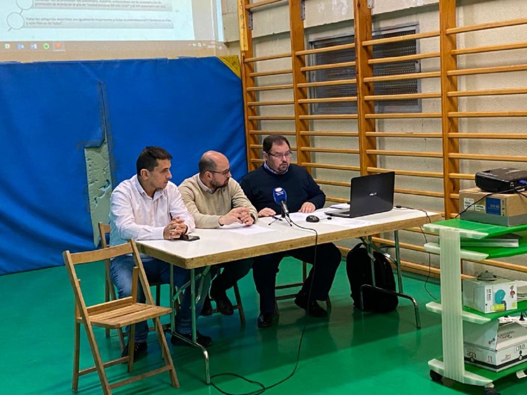 El presidente, Eusebio Martín (d) junto al tesorero, Sergio Martín, y Juan Pablo Berdón, responsable de comunicación durante la asamblea. El presidente, Eusebio Martín (d) junto al tesorero, Sergio Martín, y Juan Pablo Berdón, responsable de comunicación durante la asamblea.