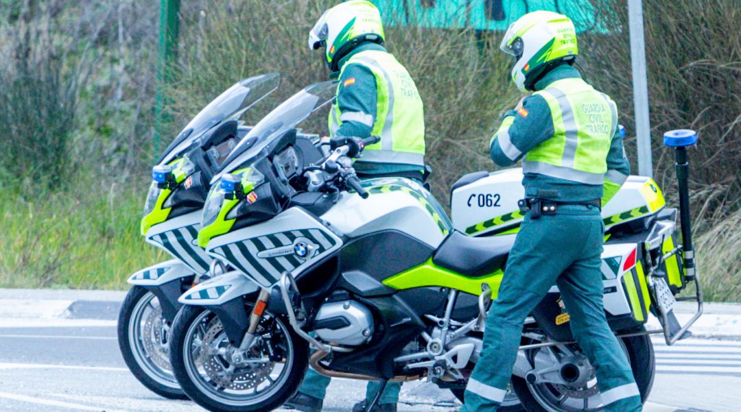 Dos agentes de la Guardia Civil de Tráfico, en una imagen de archivo Dos agentes de la Guardia Civil de Tráfico, en una imagen de archivo