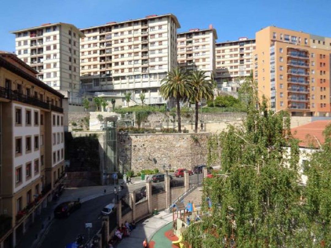 Los hechos tuvieron lugar en Solokoetxe el pasado fin de semana. Los tres detenidos son de origen magrebí y permanecen en dependencias policiales. Los hechos tuvieron lugar en Solokoetxe el pasado fin de semana. Los tres detenidos son de origen magrebí y permanecen en dependencias policiales.