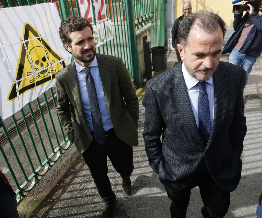 El candidato a lehendakari a las elecciones vascas, Carlos Iturgaiz, (d) junto al presidente del PP Pablo Casado, (i) en un colegio de Ermua, próximo al vertedero de Zaldibar, al término del acto político celebrado este viernes. El candidato a lehendakari a las elecciones vascas, Carlos Iturgaiz, (d) junto al presidente del PP Pablo Casado, (i) en un colegio de Ermua, próximo al vertedero de Zaldibar, al término del acto político celebrado este viernes.