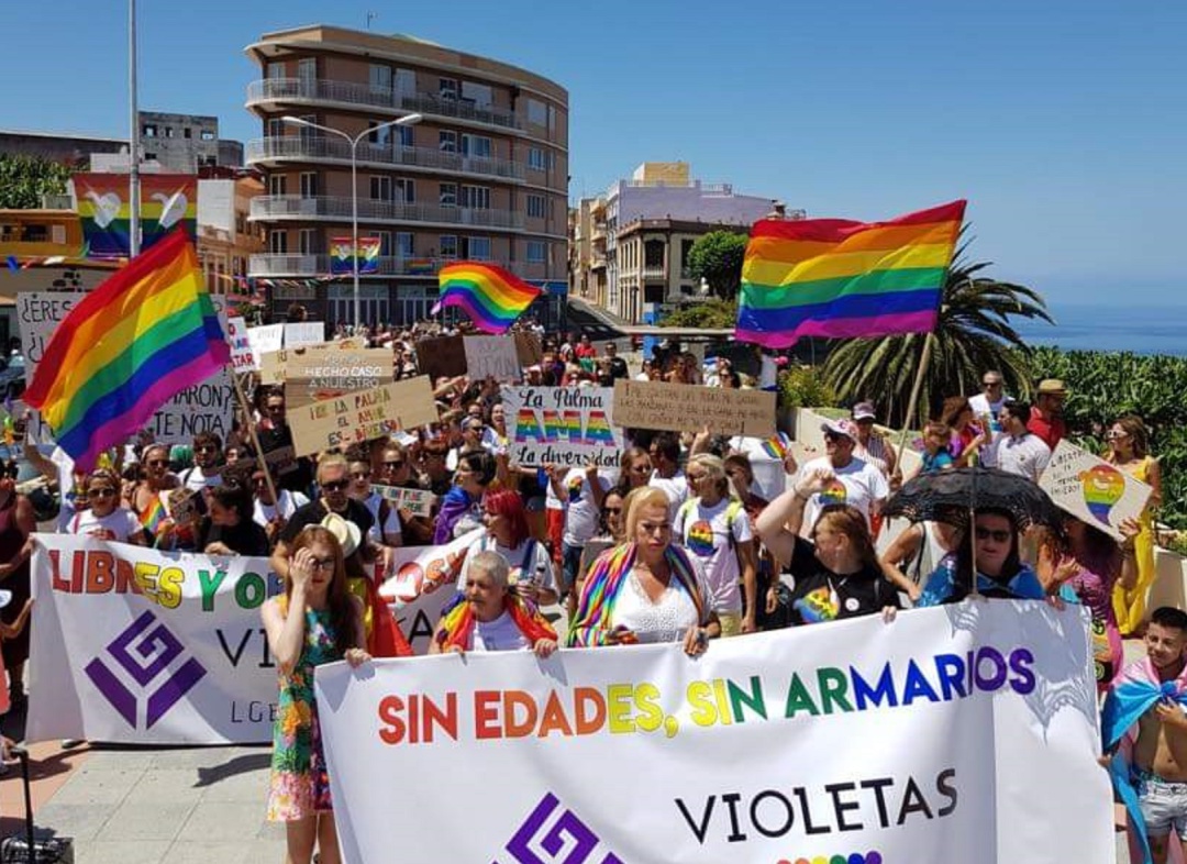La asociación Violetas organiza desde hace dos años el Orgullo en el municipio de Tazacorte (La Palma). Esta es la única asociación dedicada en la isla al activismo LGTBI. Hasta entonces, nunca se había celebrado un Orgullo en La Palma. La asociación Violetas organiza desde hace dos años el Orgullo en el municipio de Tazacorte (La Palma). Esta es la única asociación dedicada en la isla al activismo LGTBI. Hasta entonces, nunca se había celebrado un Orgullo en La Palma.