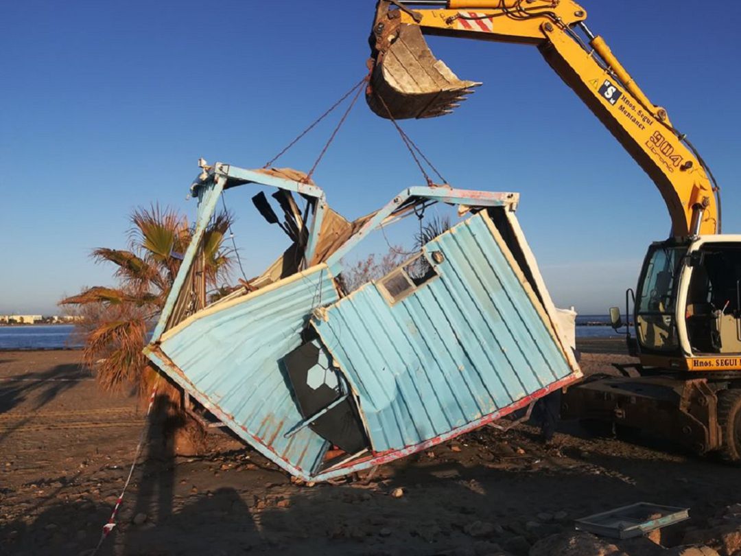 Trabajos de retirada de las casetas destrozadas. Trabajos de retirada de las casetas destrozadas.