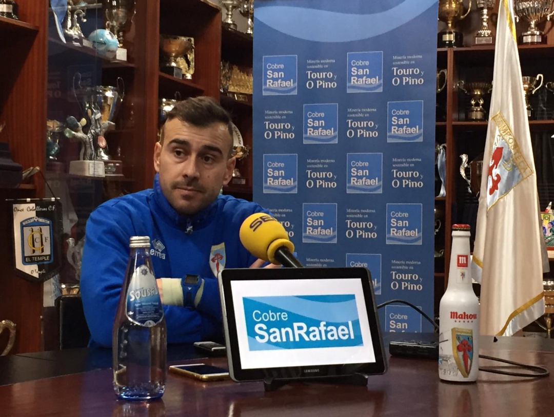 Yago Iglesias, en la rueda de prensa que ofreció enla sala de trofeos Yago Iglesias, en la rueda de prensa que ofreció enla sala de trofeos